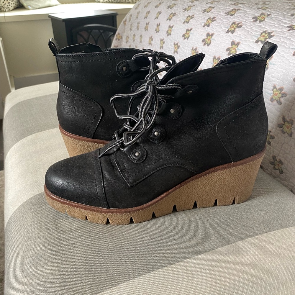Adorable black wedge booties!